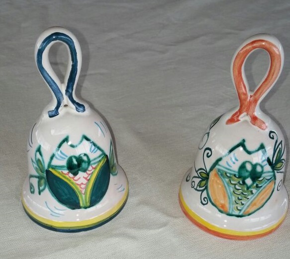 set due campane dipinte a mano in ceramica-set of two hand-painted ceramic bells